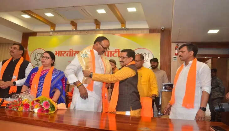 Ayodhya News: आम आदमी पार्टी को &nbsp;झटका आप नेता ने आधा दर्जन कार्यकर्ताओं के साथ प्रदेश कार्यालय पर ग्रहण की भाजपा की सदस्यता