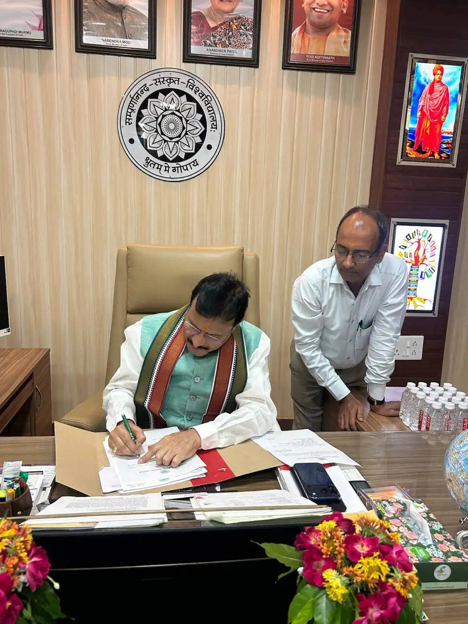 कुलपति ने बताया कि बड़ी संख्या में शिक्षकों और आचार्यों के सेवानिवृत्त होने से अध्ययन-अध्यापन व्यवस्था प्रभावित हुई है। इस कमी को दूर करने के लिए निर्धारित नियमों और विधिक प्रक्रिया के तहत शिक्षकों की नियुक्ति की जाएगी।