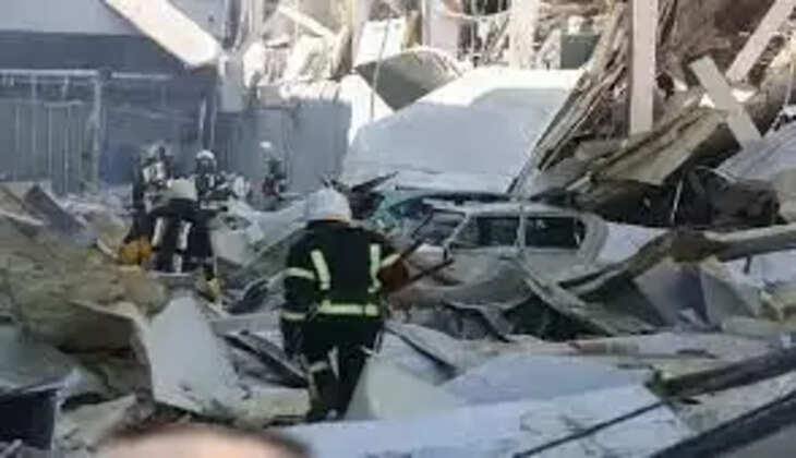 यूक्रेन के अधिकारियों ने खारकीव क्षेत्र के इजियम शहर में मार्च में रूसी हमले में नष्ट हुई एक इमारत के मलबे से 44 नागरिकों के शव मिलने का दावा किया है। खारकीव क्षेत्रीय प्रशासन के प्रमुख ओलेह सिनेहुबोव ने मंगलवार को सोशल मीडिया पर एक संदेश जारी कर यह घोषणा की।    इजियम खारकीव क्षेत्र का एक शहर है। सिनेहुबोव ने कहा कि मार्च में रूसी सेना के हमले में पांच मंजिला इमारत पूरी तरह से तबाह हो गयी थी और हमले के समय इमारत में लोग मौजूद थे। उन्होंने कहा, &lsquo;&lsquo;यह आम नागरिकों के खिलाफ रूसी सेना और उसके समर्थकों द्वारा किया गया एक और भयानक युद्ध अपराध है।&rsquo;&rsquo;    सिनेहुबोव ने हालांकि यह नहीं बताया कि यह इमारत किस इलाके में थी। गौरतलब है कि इजियम पूर्वी यूक्रेन का रणनीतिक रूप से बेहद अहम शहर है, जिस पर रूस कब्जा करने की कोशिश कर रहा है।