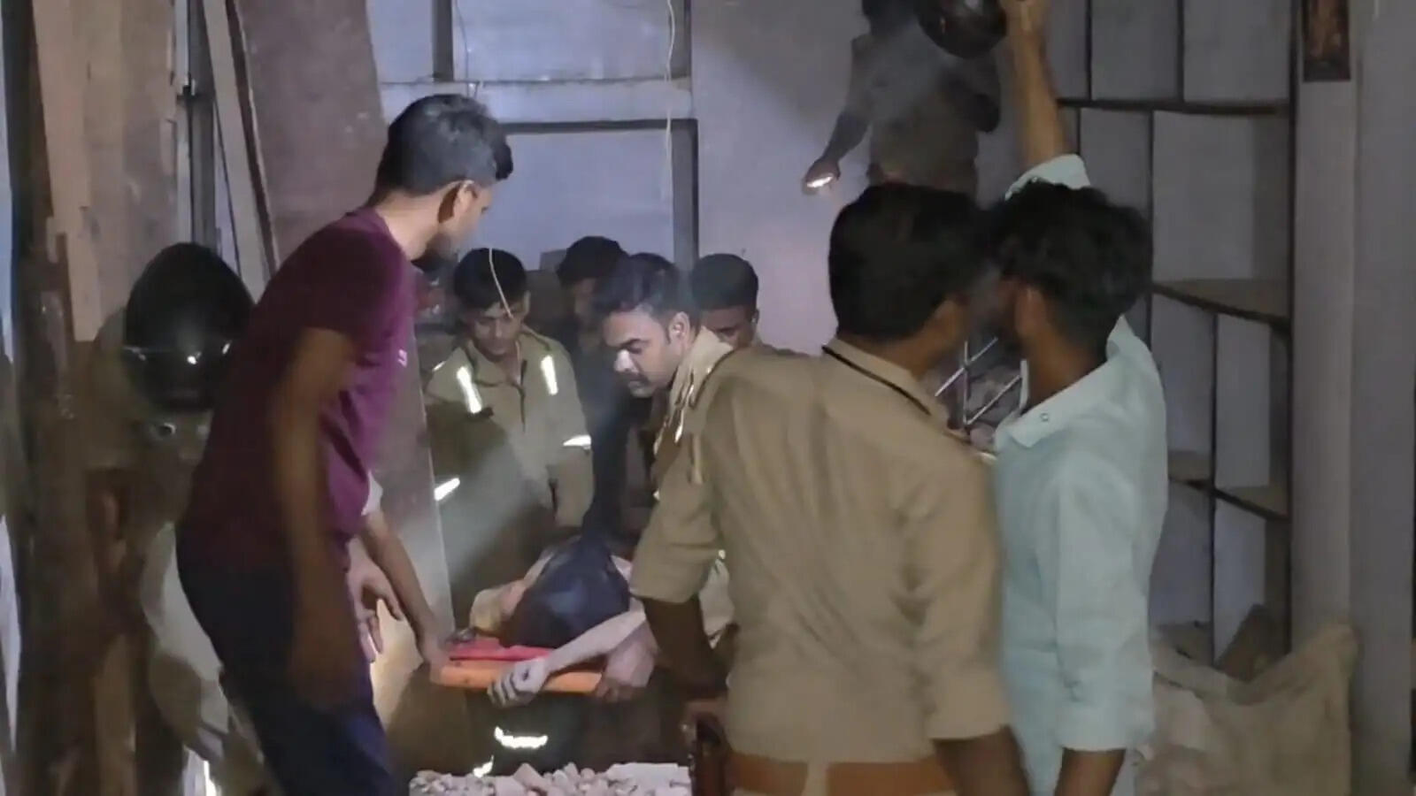 चंदौली। पंडित दीनदयाल नगर में शुक्रवार को एक निर्माणाधीन भवन की दीवार तोड़ने के दौरान बड़ा हादसा हो गया। भवन का स्टेचर (छत का सहारा) अचानक भरभराकर गिर पड़ा, जिससे वहां कार्य कर रहे दो मजदूर मलबे के नीचे दब गए। घटना के बाद मौके पर अफरा-तफरी मच गई और आसपास के लोगों की भारी भीड़ जुट गई।