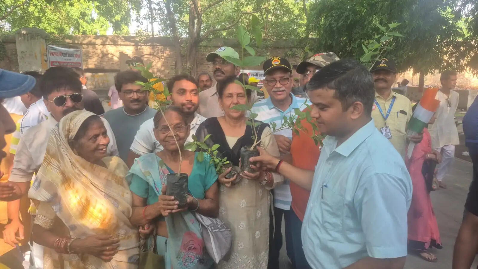 कार्यक्रम के दौरान पर्यावरण संरक्षण का संदेश भी दिया गया। खुसरोबाग की पौधशाला से उपस्थित लोगों को नि:शुल्क पौध वितरित किए गए। आयोजकों ने लोगों से शहीदों की स्मृति में पौधे लगाने और उनकी देखभाल करने का संकल्प लेने का आह्वान किया।