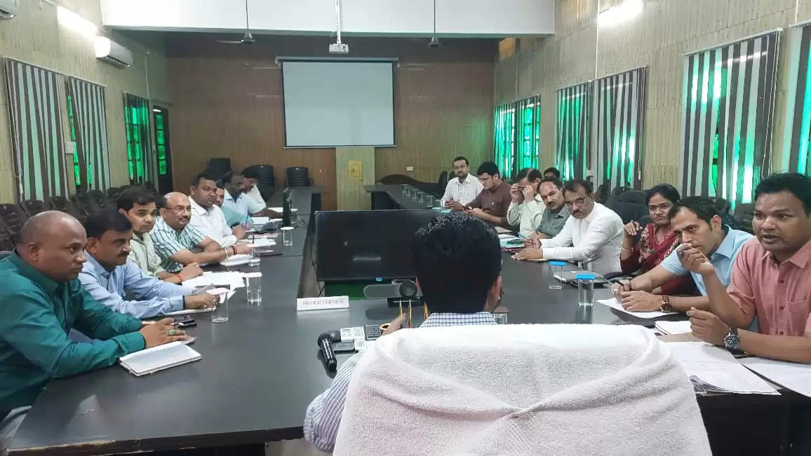 Varanasi News: नगर आयुक्त ने कि मातहतों अधिकारियों के साथ समीक्षा बैठक, बेहतर व्यवस्था कराने के दिये निर्देश