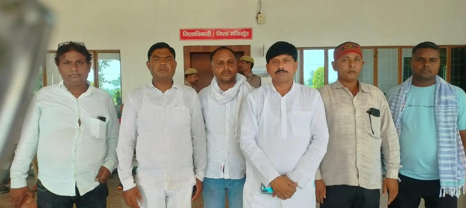 कर्मनाशा नदी के कटान से दहशत, डीएम से कार्रवाई की मांग