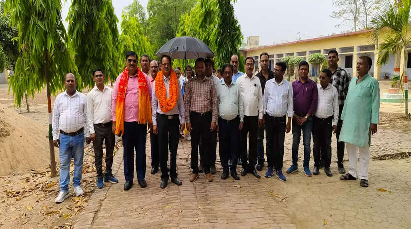 सहजनवां में सेवानिवृत शिक्षक का विदाई समारोह