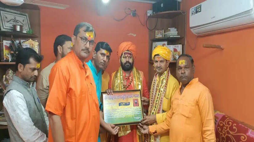 Ayodhya News: श्रीकृष्ण जन्मभूमि संघर्ष न्यास के पदाधिकारियों ने अयोध्या पहुंचकर संताें से किया मुलाकात