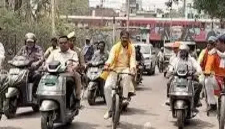 प्रयागराज में मेयर गणेश केसरवानी का अनोखा संदेश, साइकिल से पहुंचे नगर निगम कार्यालय
