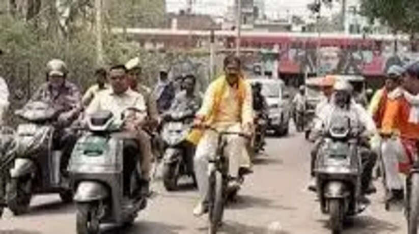 प्रयागराज में मेयर गणेश केसरवानी का अनोखा संदेश, साइकिल से पहुंचे नगर निगम कार्यालय