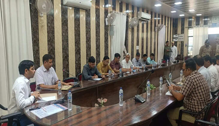 एडीएम सिटी गजेंद्र कुमार की अध्यक्षता में कस्टम, नारकोटिक्स व अन्य विभागों को सख्त निर्देश