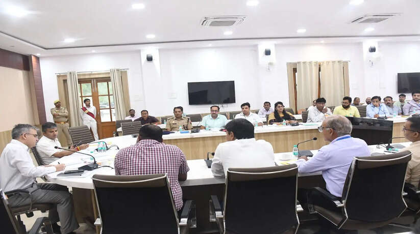 Prayagraj News: जिलाधिकारी की अध्यक्षता में वृक्षारोपण, गंगा और पर्यावरण समितियों की बैठक, अधिकारियों को दिए अहम निर्देश