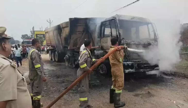 करेंट की चपेट में आकर डंफर वाहन में लगी आग, जद में आकर चालक भी झुलसा, मौके पर मची अफरातफरी