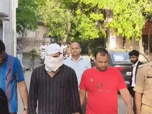 शुभेंदु अधिकारी के PA हत्याकांड में बड़ा खुलासा, बलिया का राजकुमार सिंह गिरफ्तार, पवन सिंह के साथ फोटो वायरल                                                                      उत्तरप्रदेश, बलिया। पश्चिम बंगाल में भाजपा नेता और मुख्यमंत्री विपक्ष शुभेंदु अधिकारी के निजी सहायक (PA) चंद्रनाथ रथ हत्याकांड में सीबीआई को बड़ी सफलता मिली है। मामले के मुख्य आरोपी और शूटर राजकुमार सिंह को सीबीआई ने मुजफ्फरनगर से गिरफ्तार कर लिया है। आरोपी उत्तर प्रदेश के बलिया जिले का रहने वाला है और पहले भी SC/ST एक्ट समेत मारपीट के मामले में जेल जा चुका है।  राजकुमार सिंह की भोजपुरी अभिनेता Pawan Singh के साथ एक तस्वीर भी सोशल मीडिया पर वायरल हो रही है। तस्वीर में वह ग्रीन टी-शर्ट पहनकर पवन सिंह के साथ खड़ा दिखाई दे रहा है।  सीबीआई सूत्रों के मुताबिक, राजकुमार हरिद्वार से लौट रहा था। पहले से इनपुट मिलने के बाद सीबीआई टीम ने मुजफ्फरनगर के छपार टोल प्लाजा पर जाल बिछाया और सोमवार तड़के उसे गिरफ्तार कर लिया। बाद में आरोपी को कोर्ट में पेश किया गया, जहां से 24 घंटे की रिमांड मंजूर की गई।  इससे पहले 10 मई को बलिया निवासी एक अन्य आरोपी राज सिंह को अयोध्या से गिरफ्तार किया गया था। जांच एजेंसियों का मानना है कि इस हत्याकांड में कम से कम 8 लोग शामिल थे और वारदात को पूरी प्लानिंग के साथ अंजाम दिया गया।  इधर, पश्चिम बंगाल पुलिस ने गाजीपुर में भी देर रात छापेमारी की। पुलिस संजय राय और विनय राय की तलाश में पहुंची थी। दोनों के घरों की तलाशी ली गई, लेकिन कोई सुराग नहीं मिला। पूछताछ के लिए एक युवक को हिरासत में लिया गया, जिसे बाद में छोड़ दिया गया।  बताया जा रहा है कि 6 मई को पश्चिम बंगाल चुनाव परिणाम आने के दो दिन बाद चंद्रनाथ रथ की गोली मारकर हत्या कर दी गई थी। हमलावरों ने उनकी कार रोककर ताबड़तोड़ फायरिंग की थी, जिसमें उन्हें सीने और पेट में तीन गोलियां लगी थीं। मामले की गंभीरता को देखते हुए जांच सीबीआई को सौंप दी गई थी।  जांच में यह भी सामने आया है कि हत्या में इस्तेमाल कार और बाइक पर फर्जी नंबर प्लेट लगी थीं। टोल प्लाजा पर हुए एक डिजिटल पेमेंट के जरिए जांच एजेंसियां आरोपियों तक पहुंच सकीं।