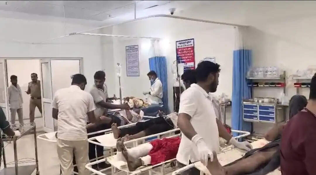 चन्दौली में भीषण सड़क हादसा, अंतिम संस्कार के लिए जा रही मैजिक ट्रक से टकराई, 17 लोग गंभीर घायल