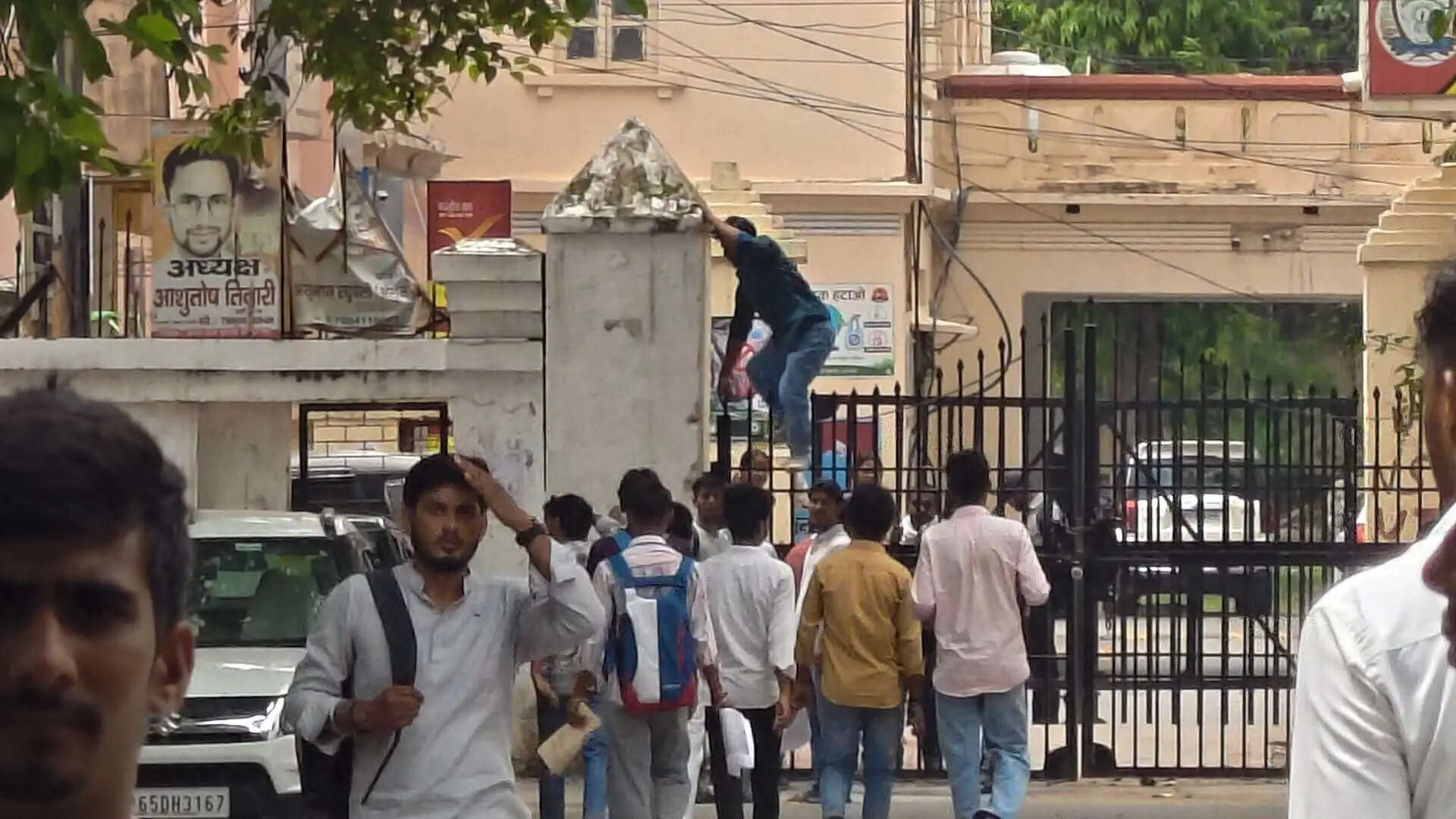वाराणसी। नई दिल्ली के जंतर-मंतर पर छात्रों के साथ हुई पुलिस कार्रवाई के विरोध की गूंज अब वाराणसी तक पहुंच गई है। बुधवार को महात्मा गांधी काशी विद्यापीठ और बनारस हिंदू विश्वविद्यालय (BHU) में छात्रों ने विरोध प्रदर्शन का आह्वान किया, जिसके बाद जिला प्रशासन और पुलिस पूरी तरह सतर्क हो गई।