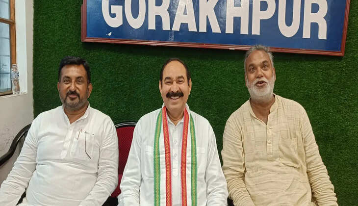 गोरखपुर में कांग्रेस का भाजपा पर हमला, राष्ट्रीय सचिव सत्यनारायण पटेल ने शिक्षा, महंगाई और आस्था के मुद्दे उठाए  उपशीर्षक  जर्नलिस्ट्स प्रेस क्लब में प्रेस वार्ता, जिलाध्यक्ष राजेश पांडेय बोले&mdash; जनता के मुद्दों पर जारी रहेगा संघर्ष  गोरखपुर  गोरखपुर जर्नलिस्ट्स प्रेस क्लब में आयोजित प्रेस वार्ता में अखिल भारतीय कांग्रेस कमेटी के राष्ट्रीय सचिव एवं पूर्व विधायक सत्यनारायण पटेल ने केंद्र और प्रदेश की भाजपा सरकार पर विभिन्न मुद्दों को लेकर तीखा हमला बोला। इस दौरान कांग्रेस के जिलाध्यक्ष राजेश पांडेय सहित पार्टी के कई पदाधिकारी एवं कार्यकर्ता मौजूद रहे।  प्रेस वार्ता को संबोधित करते हुए सत्यनारायण पटेल ने आरोप लगाया कि वर्तमान सरकार की नीतियों का सबसे अधिक असर युवाओं, किसानों और आम जनता पर पड़ रहा है। उन्होंने कहा कि देश का युवा अपने भविष्य को लेकर चिंतित है, जबकि किसान और आम नागरिक लगातार बढ़ती आर्थिक चुनौतियों का सामना कर रहे हैं।  उन्होंने नीट परीक्षा से जुड़े विवादों का उल्लेख करते हुए कहा कि परीक्षा प्रणाली में पारदर्शिता सुनिश्चित करना सरकार की जिम्मेदारी है। उनका आरोप था कि शिक्षा व्यवस्था को भ्रष्टाचार मुक्त बनाने में सरकार पूरी तरह विफल रही है, जिससे लाखों विद्यार्थियों का भविष्य प्रभावित हुआ।  सत्यनारायण पटेल ने मंदिरों से जुड़े मामलों का भी जिक्र करते हुए कहा कि यह करोड़ों लोगों की आस्था का विषय है। उन्होंने मांग की कि ऐसे मामलों की निष्पक्ष जांच कर दोषियों के खिलाफ सख्त कार्रवाई की जाए और आस्था के मुद्दों पर राजनीति से बचा जाए।  प्रेस वार्ता में बढ़ती महंगाई, पेट्रोल में एथेनॉल मिश्रण से जुड़ी चुनौतियों तथा आम जनता पर बढ़ते आर्थिक बोझ का मुद्दा भी उठाया गया। उन्होंने कहा कि बिना पर्याप्त तैयारी के लागू की गई नीतियों का सीधा असर आम लोगों पर पड़ रहा है।  इस अवसर पर कांग्रेस जिलाध्यक्ष राजेश पांडेय ने भी भाजपा सरकार की नीतियों की आलोचना करते हुए कहा कि कांग्रेस पार्टी जनता के हितों से जुड़े मुद्दों को लगातार उठाती रहेगी और सड़क से लेकर सदन तक संघर्ष जारी रखेगी।  Meta Title  Gorakhpur News: कांग्रेस के राष्ट्रीय सचिव सत्यनारायण पटेल का भाजपा पर हमला, प्रेस वार्ता में उठाए कई मुद्दे  Meta Description  गोरखपुर जर्नलिस्ट्स प्रेस क्लब में आयोजित प्रेस वार्ता में कांग्रेस के राष्ट्रीय सचिव सत्यनारायण पटेल ने नीट, महंगाई, आस्था और शिक्षा व्यवस्था सहित कई मुद्दों पर भाजपा सरकार की आलोचना की।  Focus Keywords (SEO)  Gorakhpur News, Satyanarayan Patel, Congress Press Conference, Rajesh Pandey Congress, BJP Criticism, NEET Issue, Inflation News, Gorakhpur Congress, Uttar Pradesh Politics, Congress News  SEO Tags  Gorakhpur News, Congress, Satyanarayan Patel, Rajesh Pandey, BJP, Press Conference, NEET, Inflation, Uttar Pradesh Politics, Breaking News