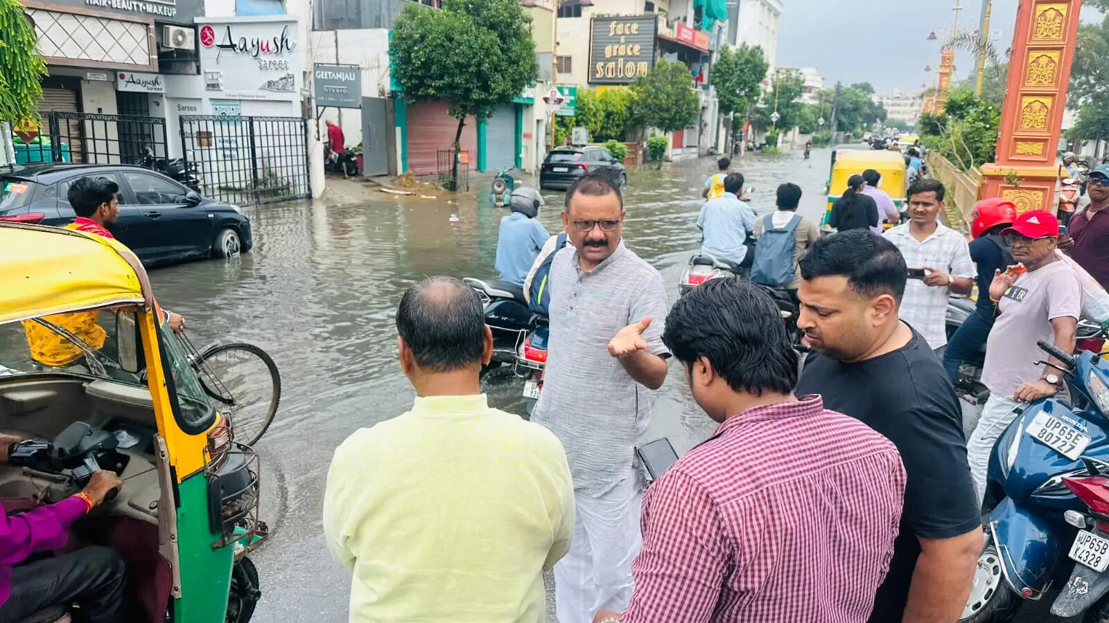 महापौर अशोक कुमार तिवारी और नगर आयुक्त हिमांशु नागपाल ने खुद मोर्चा संभालते हुए प्रभावित क्षेत्रों का निरीक्षण किया। नगर निगम की त्वरित कार्रवाई के चलते अधिकांश प्रभावित इलाकों से करीब डेढ़ घंटे के भीतर पानी निकाल दिया गया और प्रमुख मार्गों पर यातायात बहाल कराया गया।