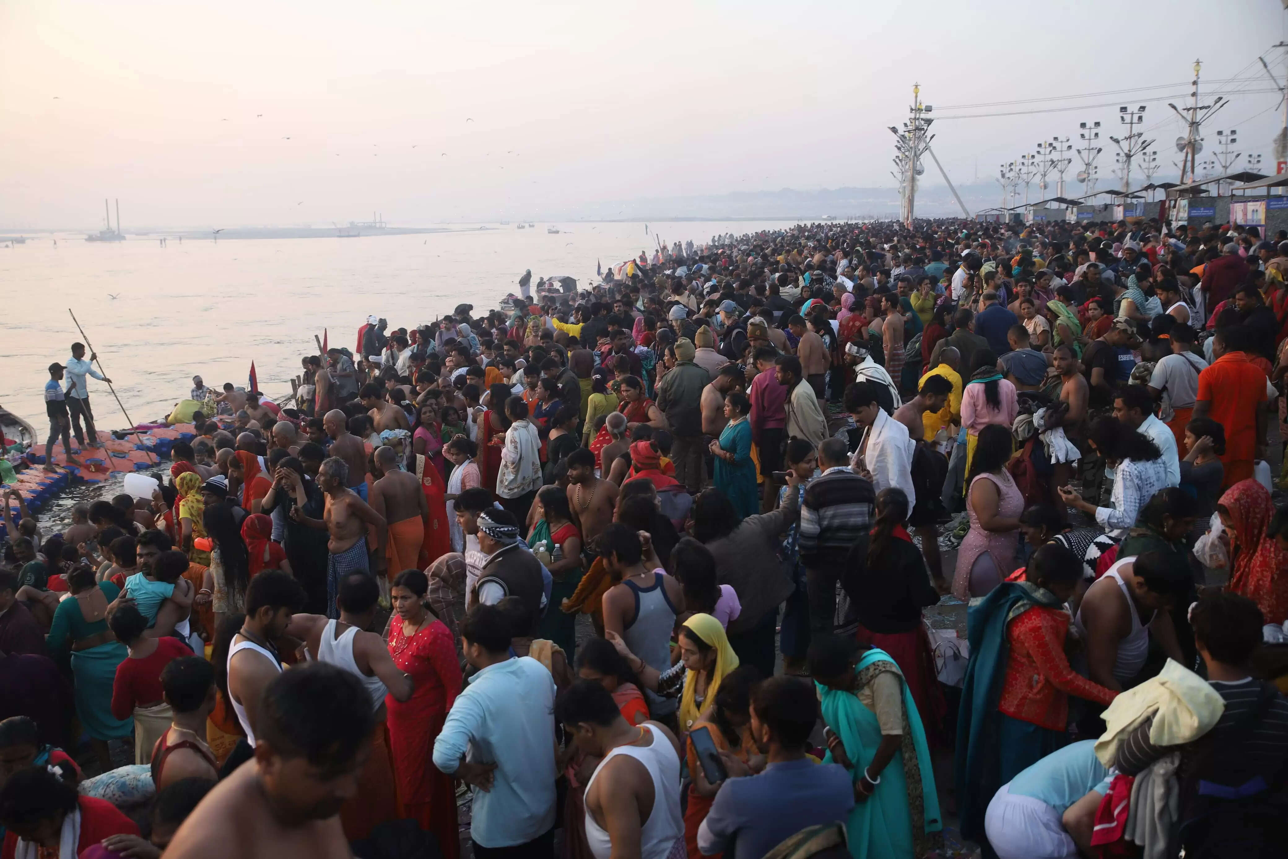 महाकुम्भनगर। उत्तर प्रदेश के सीएम योगी आदित्यनाथ ने बुधवार को माघ पूर्णिमा के अवसर पर समस्त श्रद्धालुओं और प्रदेश वासियों को शुभकामनाएं दीं। इसके साथ ही, साधु-संतों, धर्माचार्यों, कल्पवासियों और श्रद्धालुओं का अभिनंदन करते हुए उन्होंने भगवान श्री हरि से सबके सुख-समृद्धि व सौभाग्य तथा मां गंगा-यमुना-सरस्वती से मनोरथ सिद्ध करने की कामना की। 