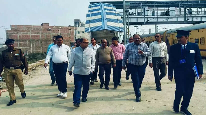 वाराणसी मंडल रेल प्रबंधक ने रेलवे स्टेशन का किया निरीक्षण, विकास कार्यों का लिया जायजा