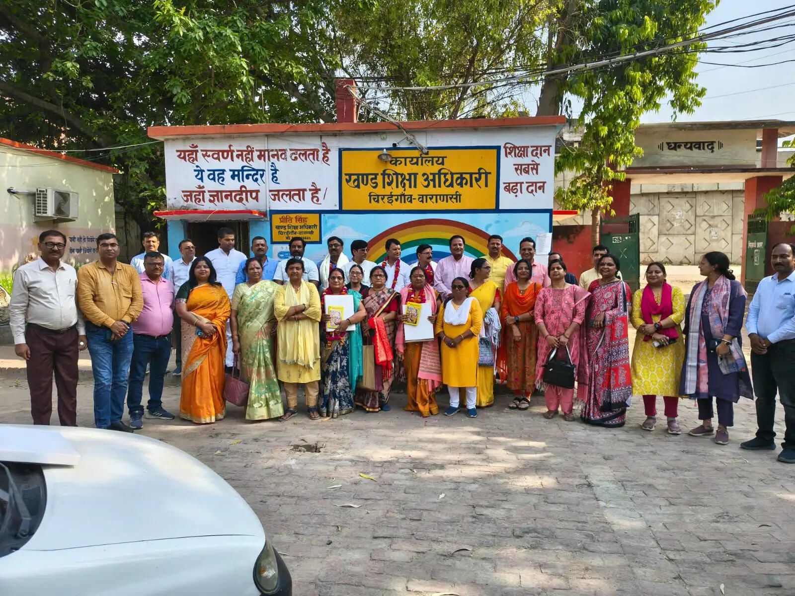  चौबेपुर/वाराणसी। बेसिक शिक्षा परिषद के चिरईगांव ब्लाक मुख्यालय पर शिक्षक सम्मान समारोह एवं विदाई कार्यक्रम का आयोजन किया गया । कार्यक्रम की अध्यक्षता कर रही खंड शिक्षा अधिकारी चिरईगांव प्रीति सिंह ने कार्यक्रम को संबोधित करते हुए कहा की शिक्षक समाज का भविष्य निर्माता होता है वह देश के भविष्य को सँवारने में अपना महत्पूर्ण भूमिका का निर्वहन करता है। संवैधानिक रूप से शिक्षक सेवानिवृत्ति जरूर हो रहा है लेकिन वह अपने शिक्षण कार्य से कभी नृवित्त नहीं होता है । उक्त अवसर पर सेवानिवृत्त हो रहे वरिष्ठ शिक्षकों का सम्मान किया गया । यह कार्यक्रम काफ़ी भावुक कर देने वाला रहा,सेवा नृवित्त हो रहे अध्यापक में मुख्य रूप से छाया,ओमप्रकाश,चंद्रनाथ,पुष्पा, राजेश्वर सिंह,पुनीता,महेश,कमलचंद,योगेश्वर नाथ,प्रतिभा का सम्मान किया गया । कुल दस शिक्षक सेवा निर्वृत हुए कार्यक्रम का संचालन मनीष कुशवाहा एवं आलोक वर्मा ने किया कार्यक्रम में शिक्षक संघ के नेता ज्योति भूषण त्रिपाठी अमरेंद्र दुबे,रवींद्र यादव,गणेश दत्त,राजीव सिंह,कल्पना तिवारी ने इस अवसर पर अपने विचार व्यक्त किए उक्त अवसर पर चिरई गाव ब्लॉक के सम्मानित शिक्ष रहे।