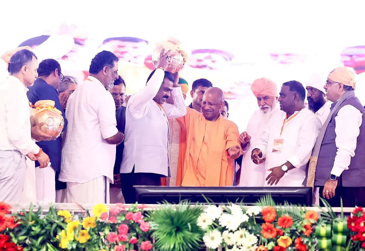तरुण चुग ने कहा कि संत रविदास भक्ति आंदोलन के महान संत थे, जिन्होंने भक्ति, समानता और सामाजिक न्याय का संदेश समाज के अंतिम व्यक्ति तक पहुंचाया। उन्होंने अपने विचारों से जाति, ऊंच-नीच और भेदभाव के विरुद्ध आवाज उठाई।