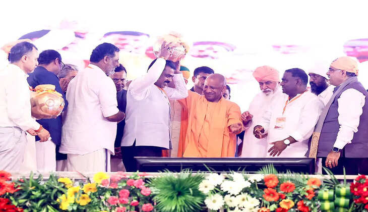 भाजपा के राष्ट्रीय महामंत्री तरुण चुग ने कहा कि संत रविदास की जन्मस्थली की पावन मिट्टी 131 कलशों में संग्रहित कर देशभर के 20 हजार से अधिक स्थानों तक भेजी जाएगी, ताकि उनके विचारों का व्यापक प्रचार-प्रसार हो सके।