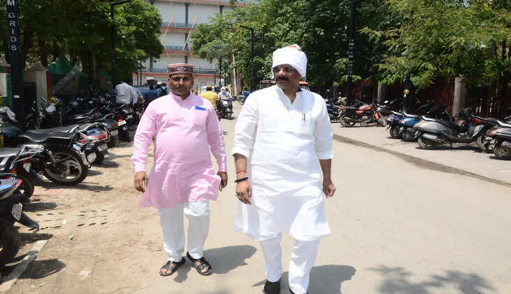 Varanasi News: मिसाल पेश करने पैदल ही नगर निगम दफ्तर पहुंचे महापौर