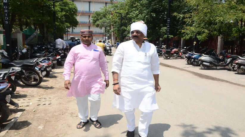 Varanasi News: मिसाल पेश करने पैदल ही नगर निगम दफ्तर पहुंचे महापौर