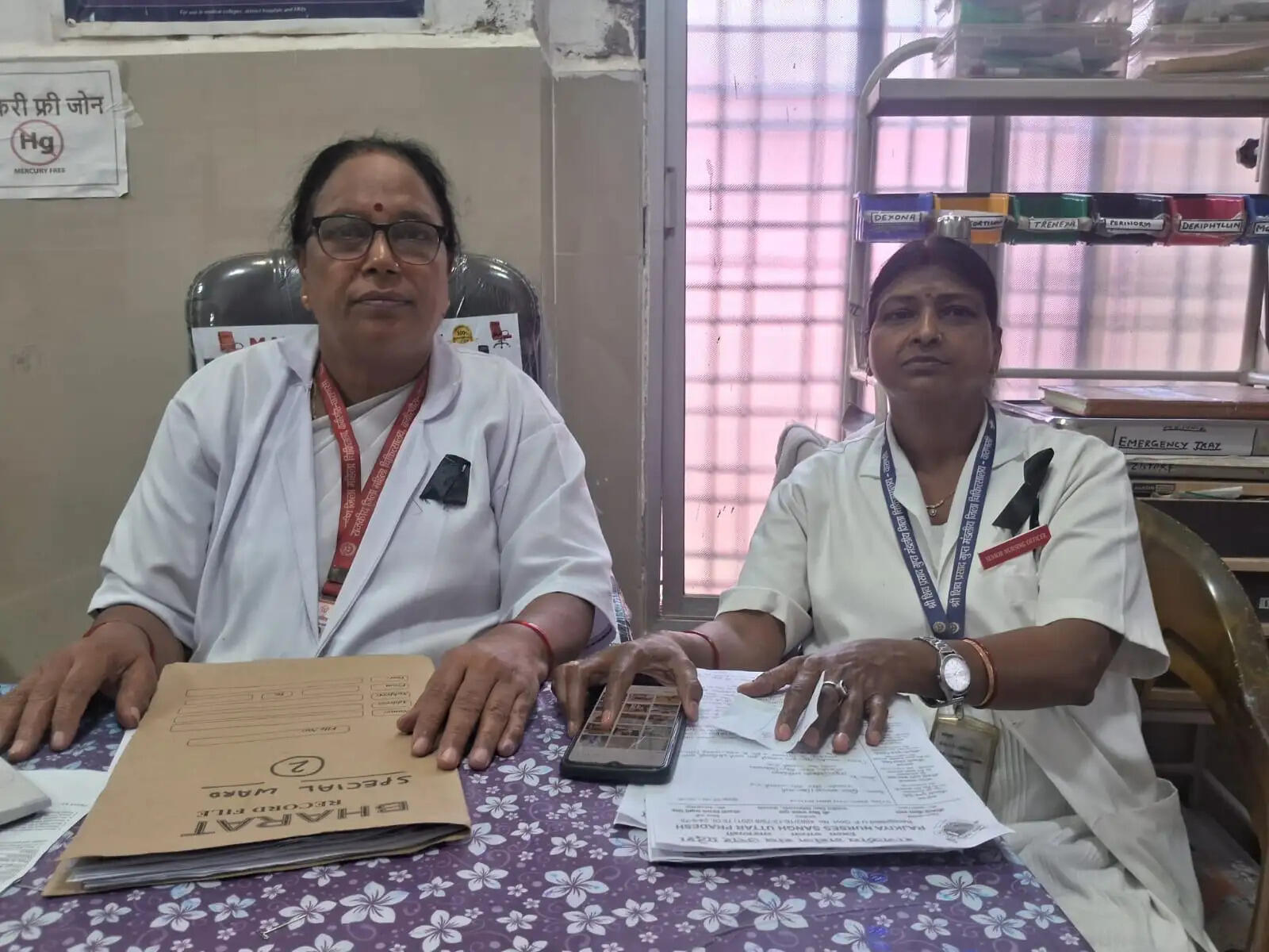 13 सूत्रीय मांगों को लेकर नर्सिंग कर्मचारियों ने बांधा काला फीता, आंदोलन की चेतावनी