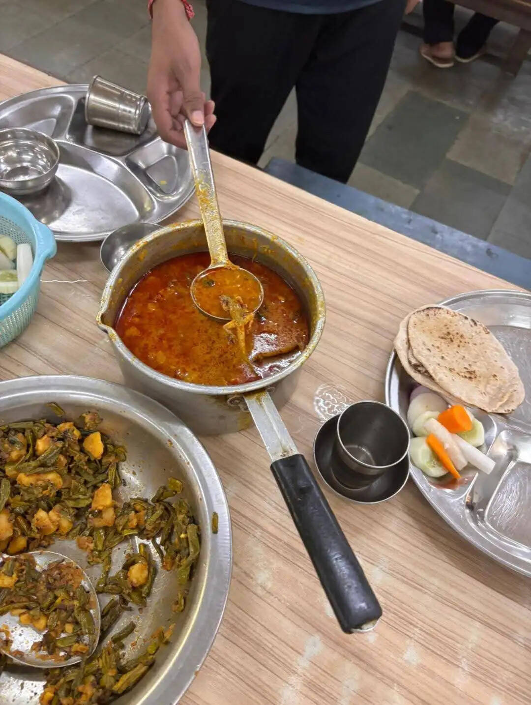 BHU के डालमिया छात्रावास में खाने में छिपकली मिलने से हंगामा, छात्रों ने किया विरोध प्रदर्शन