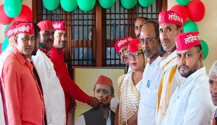 अखिलेश यादव के जन्मदिन पर चंदौली में सपा कार्यकर्ताओं ने काटा केक, पीडीए वृक्षारोपण अभियान की हुई शुरुआत  चंदौली। समाजवादी पार्टी के राष्ट्रीय अध्यक्ष एवं पूर्व मुख्यमंत्री अखिलेश यादव के जन्मदिन के अवसर पर बुधवार को नरसिंहपुर स्थित समाजवादी पार्टी कार्यालय (लोहिया भवन) में समाजवादी लोहिया वाहिनी के तत्वावधान में उत्साहपूर्ण कार्यक्रम आयोजित किया गया। इस दौरान कार्यकर्ताओं ने केक काटकर राष्ट्रीय अध्यक्ष को जन्मदिन की शुभकामनाएं दीं और एक-दूसरे का मुंह मीठा कराकर खुशी मनाई।  पीडीए वृक्षारोपण अभियान का शुभारंभ कार्यक्रम के दौरान समाजवादी लोहिया वाहिनी के पदाधिकारियों एवं वरिष्ठ नेताओं ने पीडीए वृक्षारोपण अभियान की शुरुआत करते हुए बरगद, पीपल और नीम के पौधे लगाए। इस अवसर पर पर्यावरण संरक्षण के साथ सामाजिक न्याय और संविधान की रक्षा का संदेश भी दिया गया।  दो वर्षों तक चलेगा अभियान समाजवादी लोहिया वाहिनी के जिलाध्यक्ष निरंजन कन्नौजिया ने बताया कि 1 जुलाई 2026 से 7 जुलाई 2028 तक पूरे जनपद में पर्यावरण एवं सामाजिक न्याय अभियान के तहत पीडीए वृक्षारोपण कार्यक्रम चलाया जाएगा। उन्होंने कहा कि इस अभियान का उद्देश्य प्रदेश को प्रदूषण मुक्त बनाने के साथ संविधान, लोकतंत्र, आरक्षण और सामाजिक समरसता के मूल्यों को मजबूत करना है।  सरकार पर साधा निशाना निरंजन कन्नौजिया ने कार्यक्रम के दौरान प्रदेश सरकार की नीतियों की आलोचना करते हुए कहा कि जनता अब बदलाव चाहती है। उन्होंने दावा किया कि आगामी विधानसभा चुनाव में समाजवादी पार्टी को जनता का व्यापक समर्थन मिलेगा और अखिलेश यादव दोबारा प्रदेश के मुख्यमंत्री बनेंगे।  सैकड़ों कार्यकर्ता रहे मौजूद कार्यक्रम में समाजवादी पार्टी के जिलाध्यक्ष सहनरायन राजभर, जिला पंचायत सदस्य लव विचार, रमेश यादव, मुन्नीलाल मौर्य, जय प्रकाश यादव, राजा खां, प्रमोद कन्नौजिया, ललन यादव, मुन्ना पांडेय, रामाश्रय यादव, दीपक खरवार, सोनू कन्नौजिया, मृत्युंजय राजभर, धर्मेंद्र यादव, किशन, शमशेर, ब्रह्मदेव, शमी, तेवू, बाबूलाल मौर्य, अजय मौर्य, राजेश यादव, अहसान अंसारी, रीता चिरई, अजीत कन्नौजिया सहित सैकड़ों समाजवादी कार्यकर्ता उपस्थित रहे।