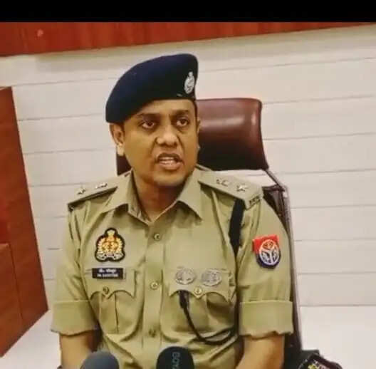 वरिष्ठ पुलिस अधीक्षक डॉ. कौस्तुभ ने प्रेस वार्ता में बताया कि आरोपी को गिरफ्तार कर लिया गया है और उसके खिलाफ कठोर कानूनी कार्रवाई की जा रही है। साथ ही उसे सेवा से बर्खास्त करने के लिए शासन को पत्र भेजा गया है। पुलिस के अनुसार, आरोपी के खिलाफ पहले भी छेड़छाड़ का मामला दर्ज हो चुका था।