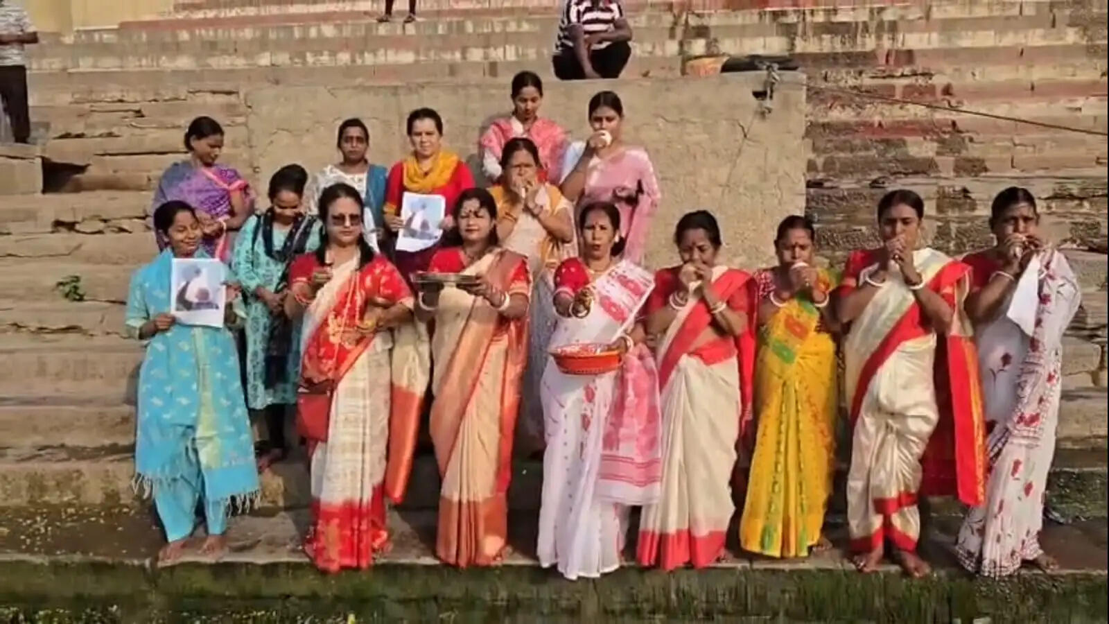 बंगाल में भाजपा की बढ़त पर वाराणसी में महिलाओं का शंखनाद, गंगा घाट पर बांटी गई झालमुड़ी