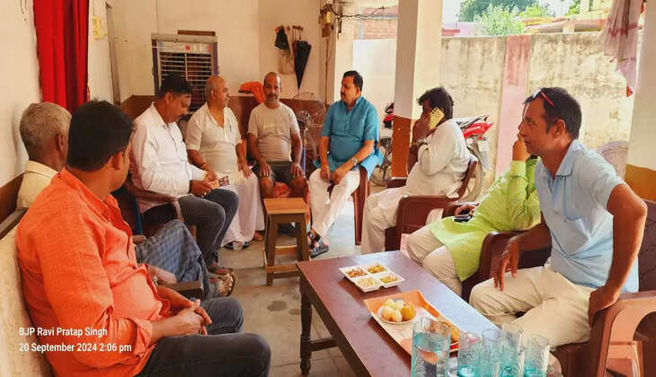 Gorakhpur News: मृतक के परिजनों से मिलकर विधायक ने बधाया ढांढस