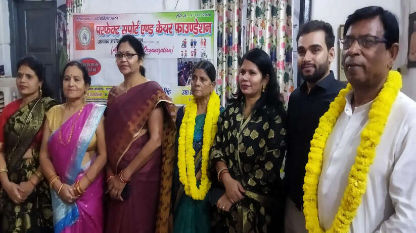 Varanasi News: परफेक्ट सपोर्ट एंड केयर फाउंडेशन अध्यक्ष ने वृद्धआश्रम में महिलाओं को किया कपड़ा वितरण