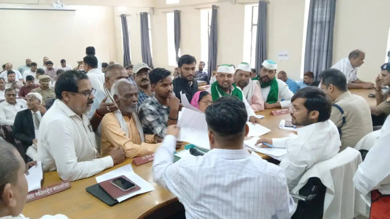 चंदौली के सकलडीहा तहसील में डीएम और एसपी की अध्यक्षता में संपूर्ण समाधान दिवस आयोजित हुआ। 108 शिकायतों में 10 का मौके पर निस्तारण, शेष के लिए समय सीमा तय।