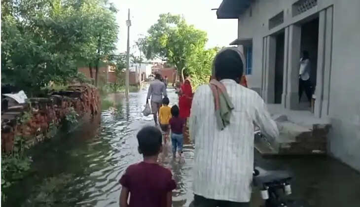 पौरा गांव में चारों तरफ पानी ही पानी, रास्ते-पंचायत भवन जलमग्न, ग्रामीणों ने उठाए जलनिकासी पर सवाल