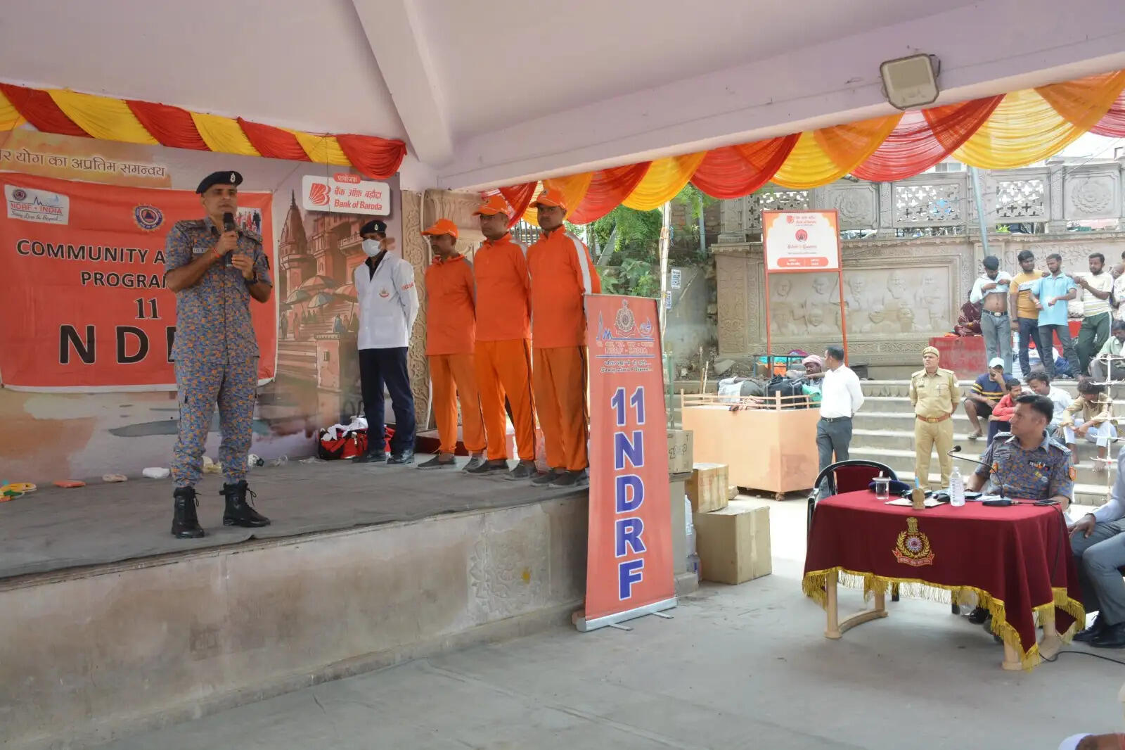 प्रशिक्षण के दौरान एनडीआरएफ के जवानों ने नाविकों को बताया कि गंगा में किसी व्यक्ति के डूबने या अन्य जल संबंधी आपात स्थिति में किस तरह सुरक्षित और प्रभावी ढंग से प्रतिक्रिया करनी चाहिए।