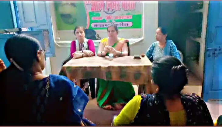 नव सृजन फाउंडेशन संस्था द्वारा महिलाओं के रोजगार से जुड़ी समस्याओं को लेकर हुयी बैठक