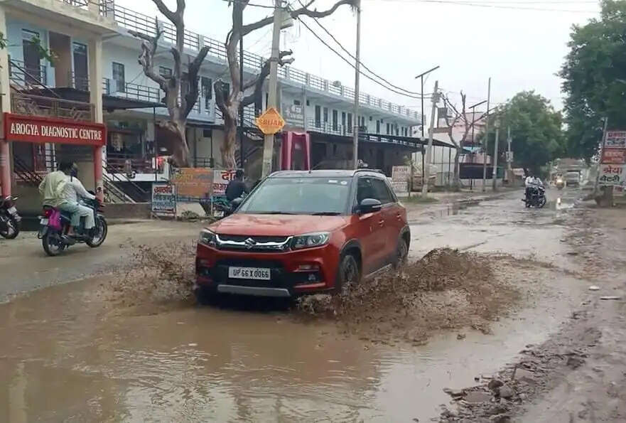 शीतला धाम जाने वाला प्रमुख मार्ग बदहाल, जलभराव और गड्ढों से श्रद्धालु परेशान