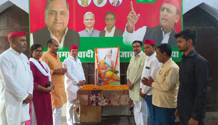 Ayodhya News:&nbsp;श्रद्धा सुमन अर्पित कर सपा नेताओं ने मनाई महर्षि बाल्मीकि की जयंती