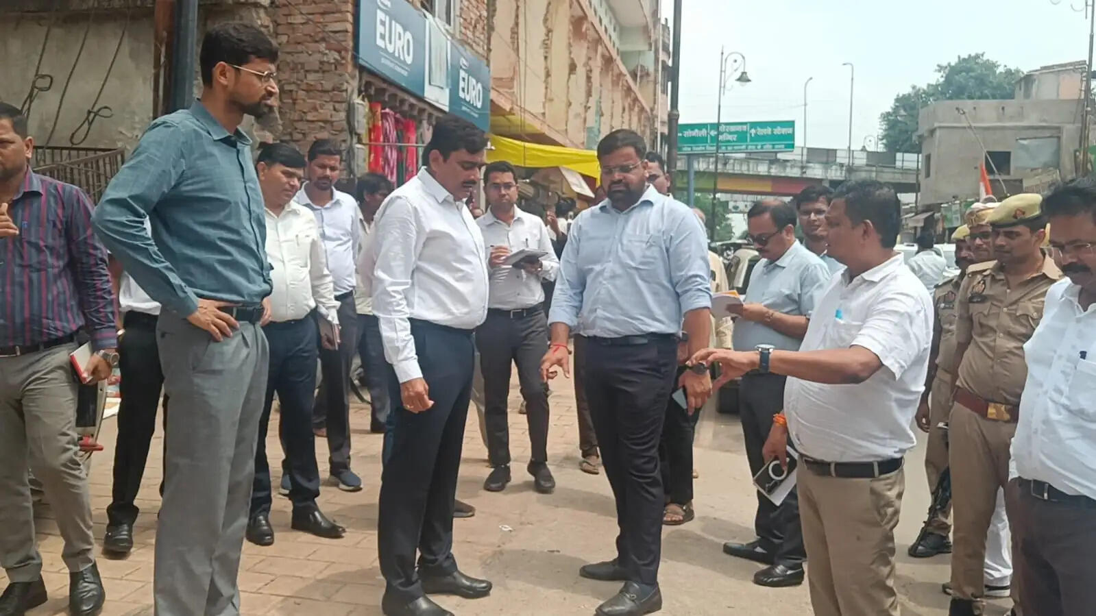 मंडलायुक्त ने बताया कि नगर निगम और जीडीए की ओर से परियोजना के अलग-अलग कार्य कराए जा रहे हैं। अधिकांश प्रमुख कार्य पूरे हो चुके हैं, लेकिन कुछ काम अभी लंबित हैं।