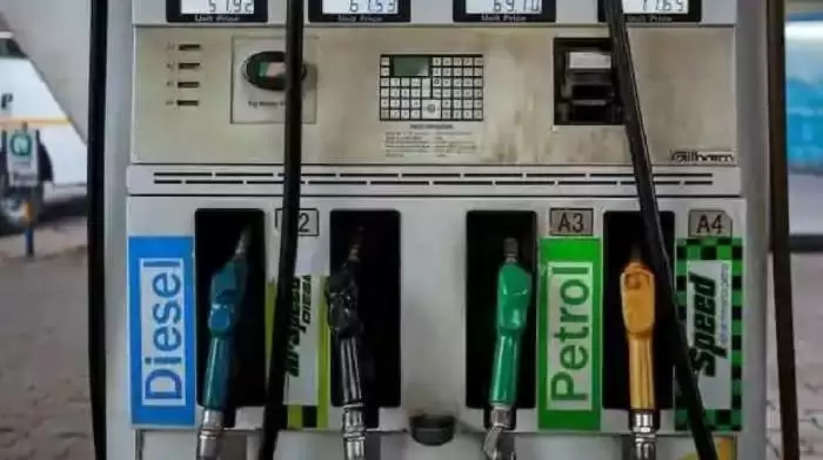 Petrol-Diesel Price Today: यूपी में पेट्रोल-डीजल के बढ़े भाव! राजधानी सहित इन शहरों में भी महंगा हुआ तेल,जानिए क्या हैं आज का ताजा रेट...