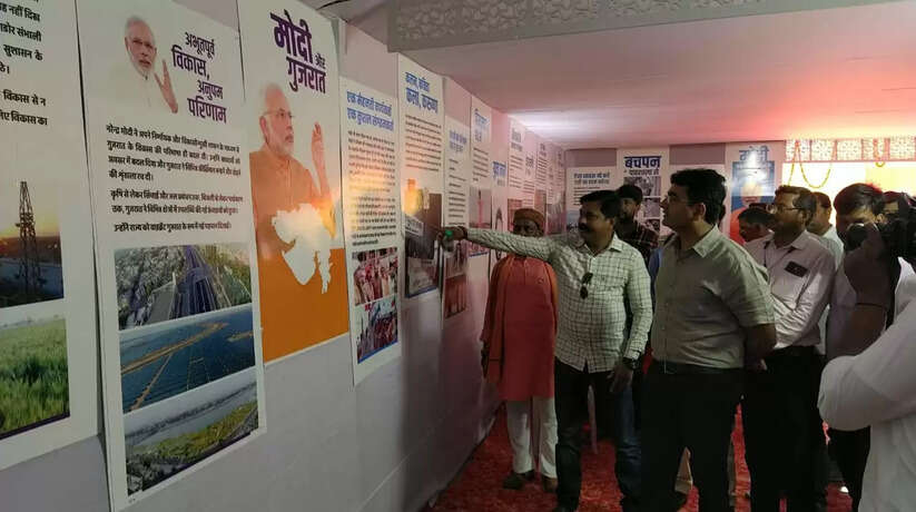 प्रयागराज में जिलाधिकारी सहित कई विद्यालयों के छात्र-छात्राओं ने प्रदर्शनी का किया अवलोकन