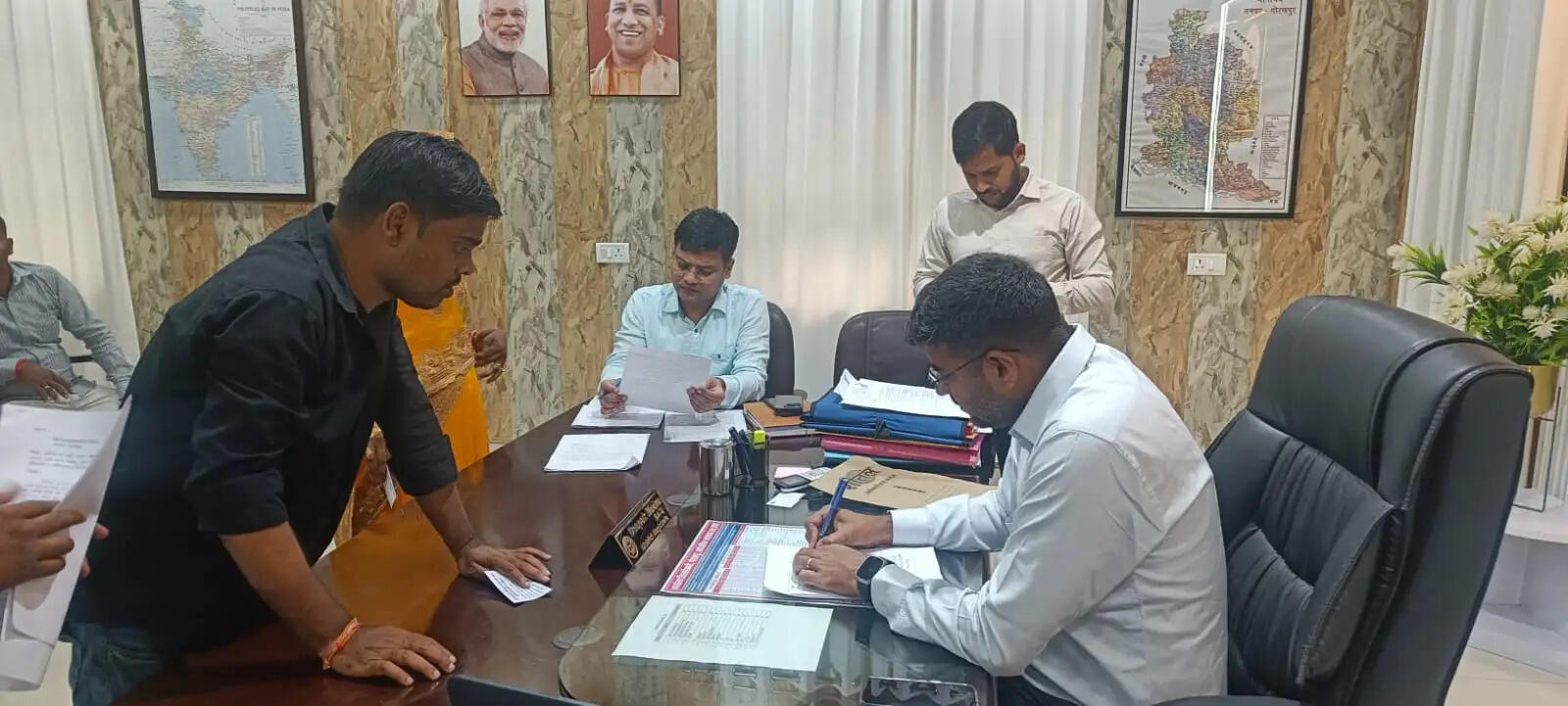डीएम ने कहा कि लोगों को अपनी समस्याओं के समाधान के लिए बार-बार सरकारी कार्यालयों के चक्कर न लगाने पड़ें। जिन शिकायतों का समाधान तत्काल संभव है, उन्हें प्राथमिकता के आधार पर निस्तारित किया जाए। जिन मामलों में जांच या दूसरे विभागों के सहयोग की जरूरत है, उनमें भी समयबद्ध कार्रवाई सुनिश्चित कर शिकायतकर्ता को प्रगति की जानकारी दी जाए।