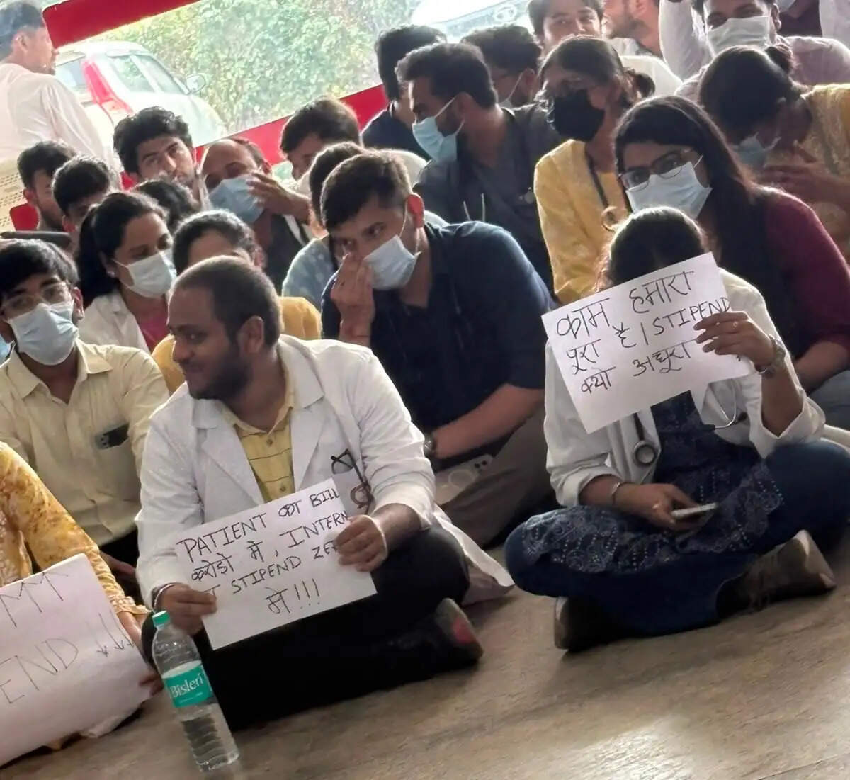 मिली जानकारी के अनुसार, डॉक्टर अपनी मांगों को लेकर अस्पताल परिसर में धरने पर बैठे हैं। हालांकि, अभी तक उनकी मांगों का विस्तृत विवरण और हड़ताल के कारण अस्पताल की चिकित्सा सेवाओं पर पड़ने वाले प्रभाव की आधिकारिक पुष्टि उपलब्ध नहीं है।
