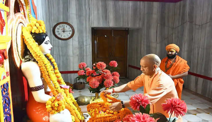 अष्टमी पर सीएम योगी ने गुरु गोरखनाथ और महंत अवेद्यनाथ का किया दर्शन-पूजन