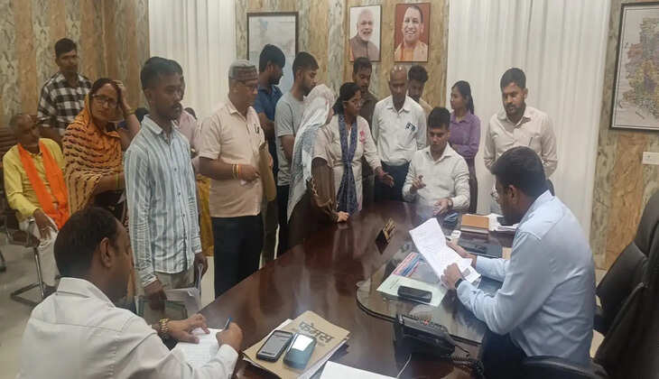 जनता दर्शन में डीएम दीपक मीणा ने सुनीं फरियादियों की समस्याएं, कोचिंग और छात्रवृत्ति से जुड़े मामलों में जांच के निर्देश