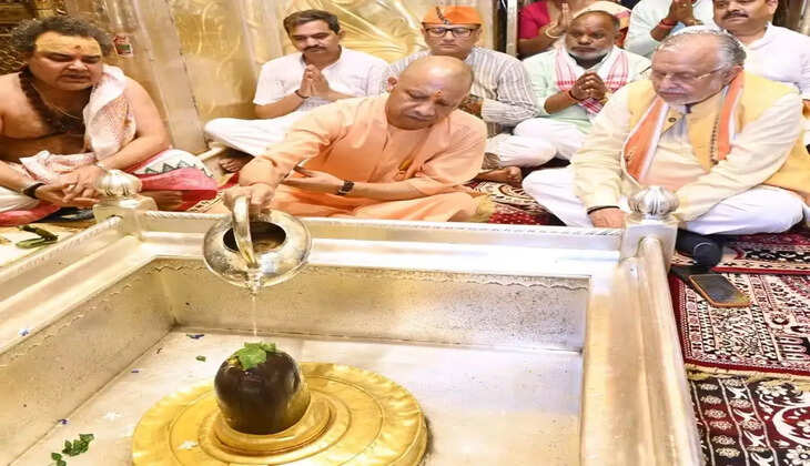 बाबा काल भैरव की आरती में शामिल हुए सीएम योगी, बाबा विश्वनाथ का किया जलाभिषेक