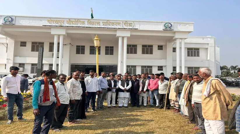 किसानों ने भूमि अधिग्रहण को लेकर गीडा कार्यालय पर किया विरोध प्रदर्शन