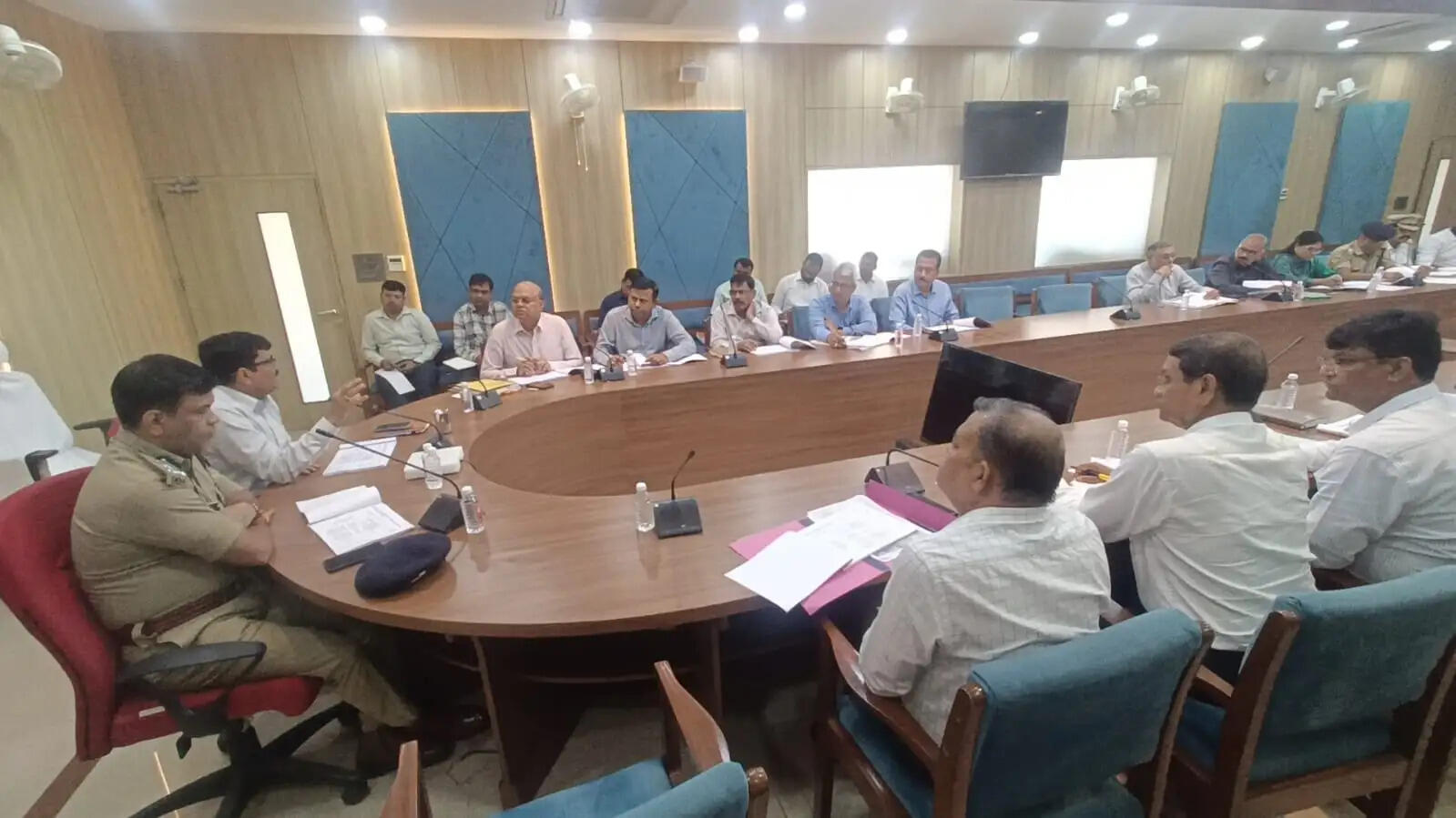 सड़क सुरक्षा बैठक में स्कूली वाहनों की जांच पर जोर, नियम तोड़ने वालों पर कार्रवाई की तैयारी