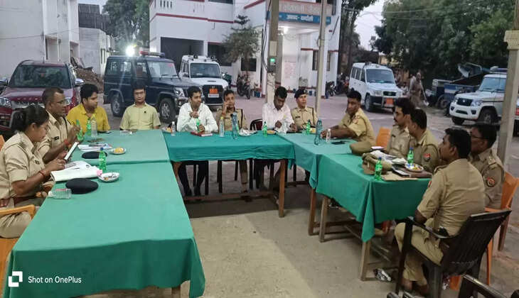 Chanduli News: लोकसभा चुनाव के दृष्टिगत सयुंक्त मीटिंग हुई सम्पन्न,&nbsp;अन्तर्राज्यीय अपराधियों एव तस्करो को लेकर चन्दौली व बिहार राज्य का प्रशासन हुआ सख्त&nbsp;